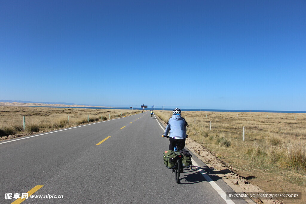 公路骑行者 广阔天地间
