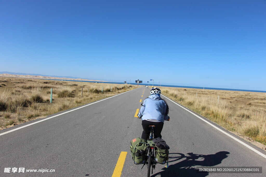 一人骑行于开阔公路之上