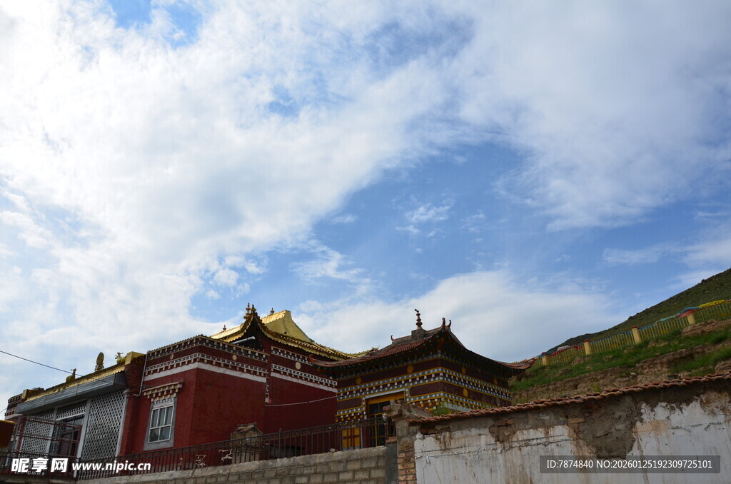 藏式建筑 蓝天白云下的风景