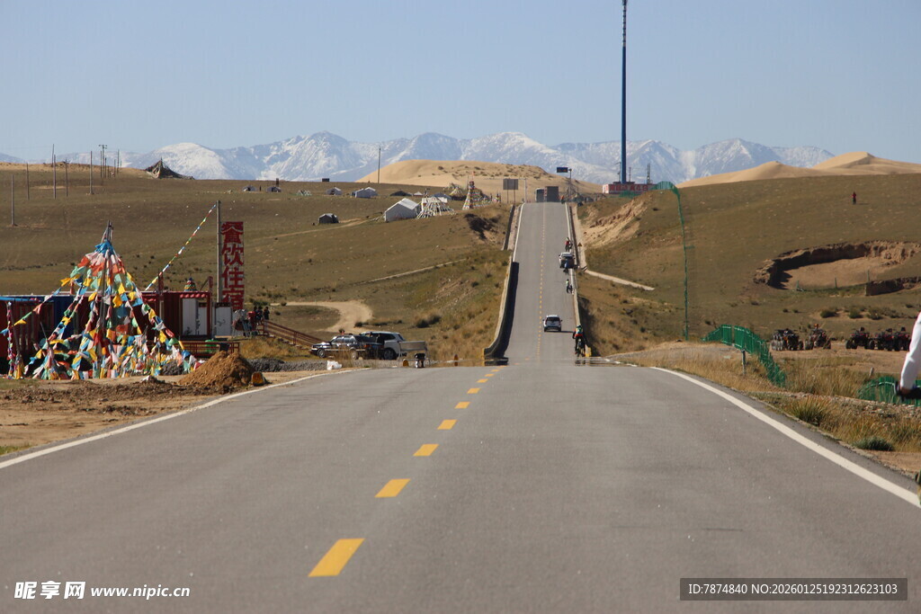 蜿蜒公路伸向远方