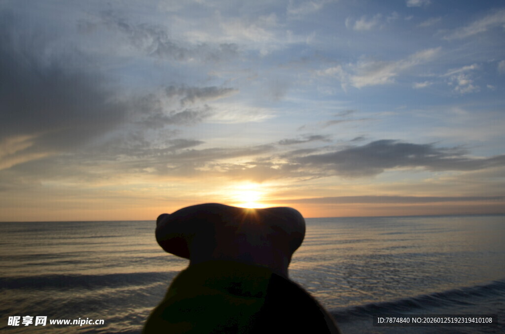 海边情侣共赏壮丽日落