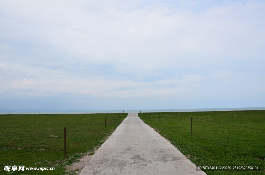 乡间小路延伸至绿野蓝天