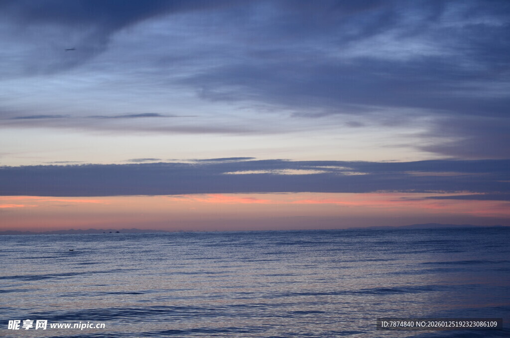 海上日落时分的美丽景象