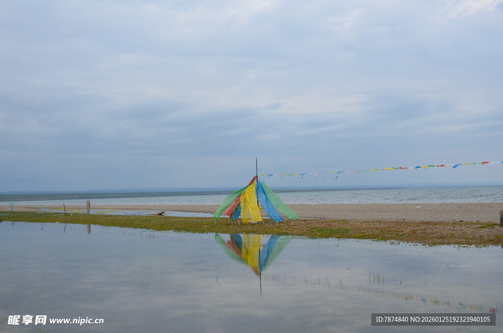 海边彩色帐篷倒映于水面