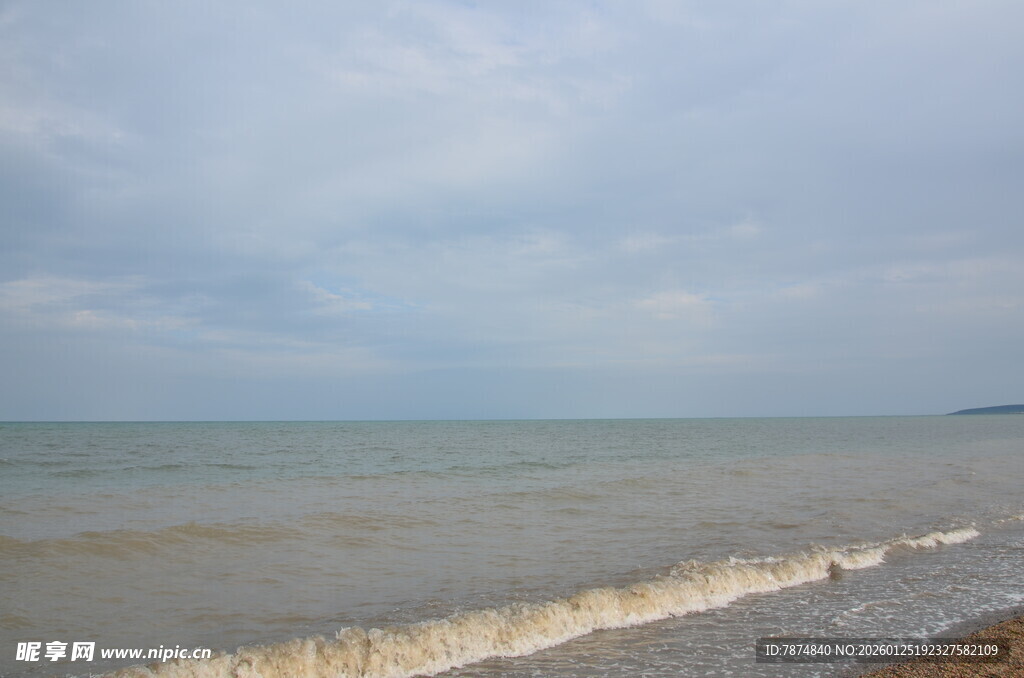 海边景致 海浪轻拍沙滩
