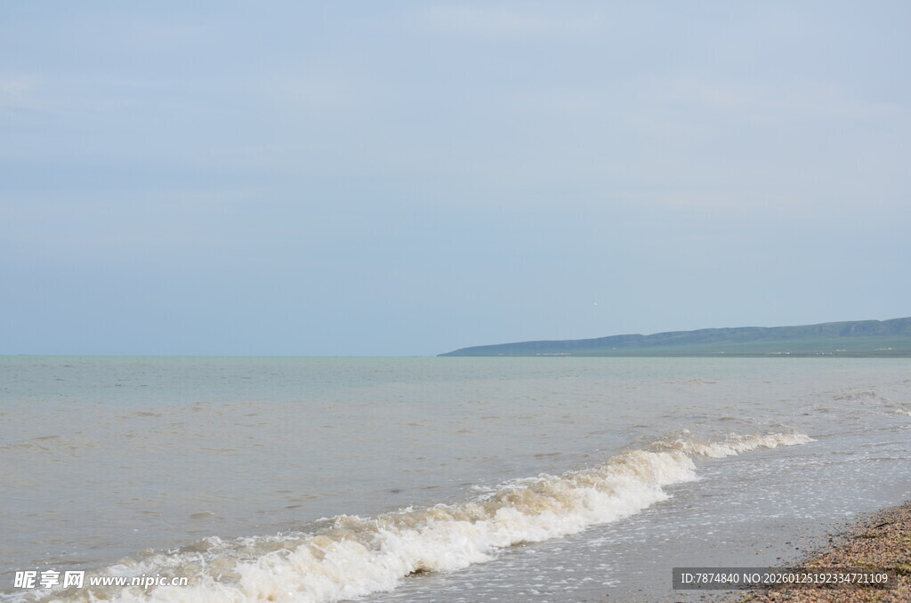 海边浪花拍打沙滩景象