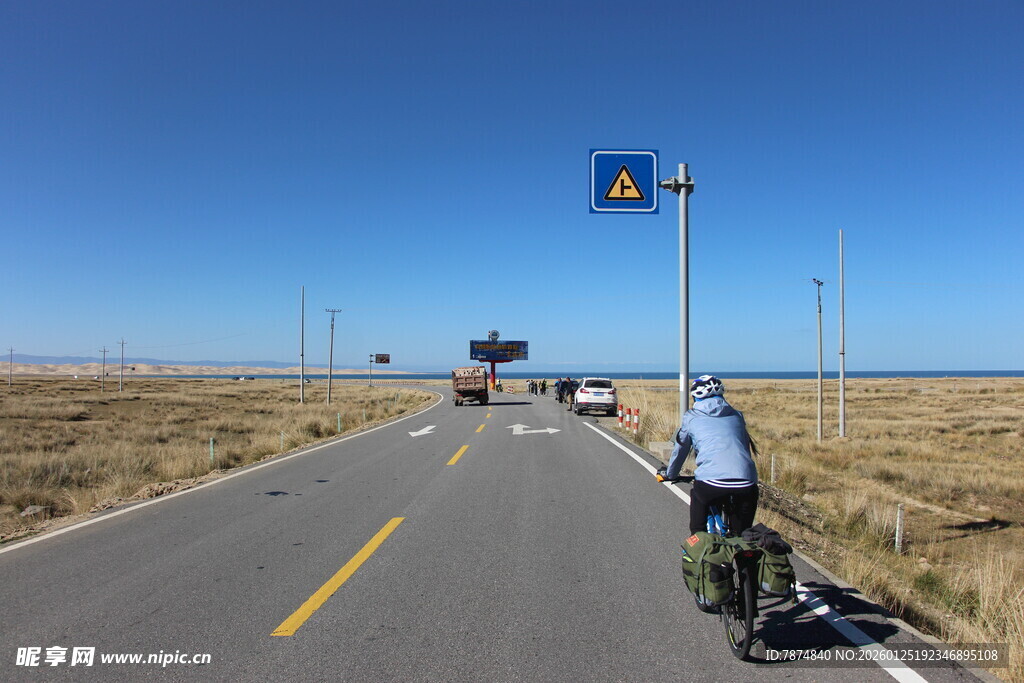 公路骑行者 广袤天地间