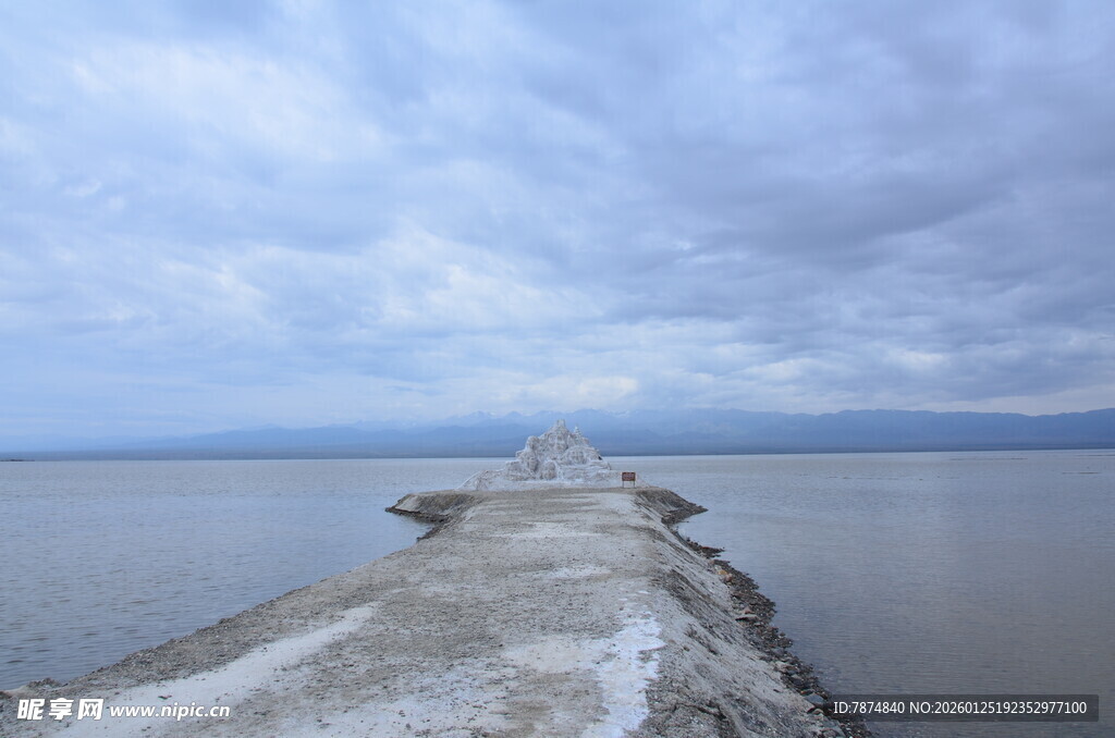 海边延伸的石质长堤