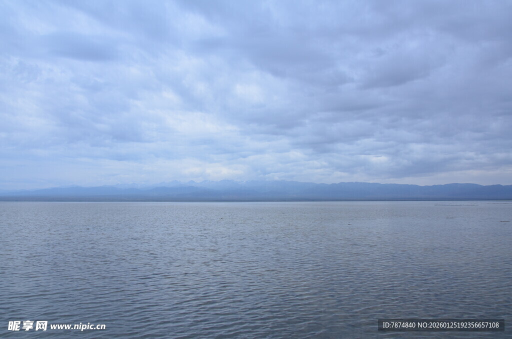 广阔湖面与多云天空
