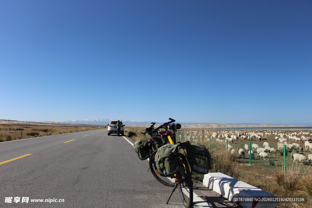 公路旁停靠的骑行装备