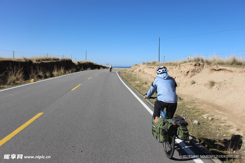 骑行者在旷野公路上独行