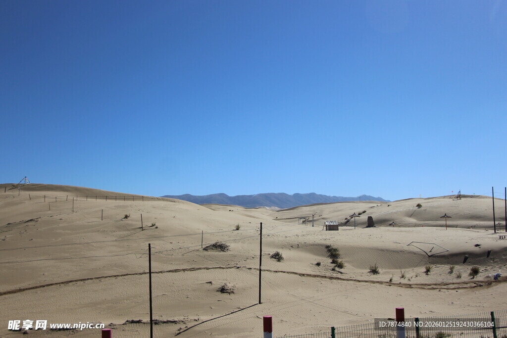 广袤沙漠中的围栏景观