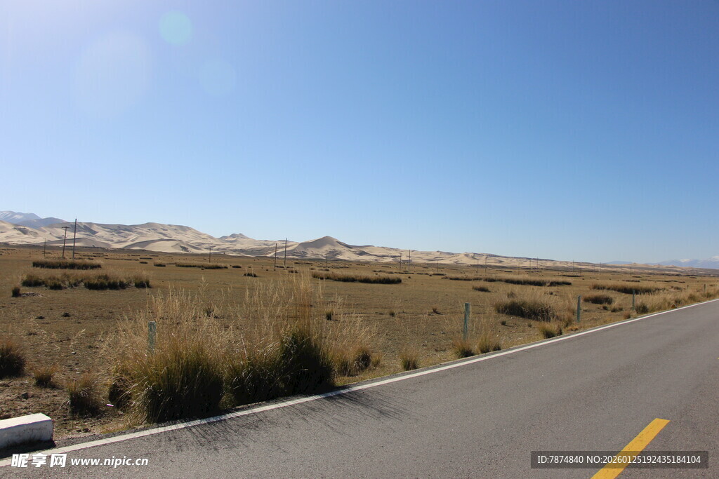 空旷公路上的开阔风景