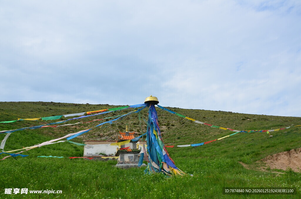 草原上的经幡景观