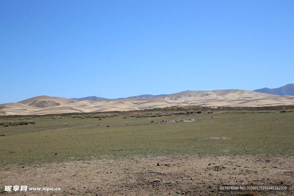 广袤草原与远处山峦景观