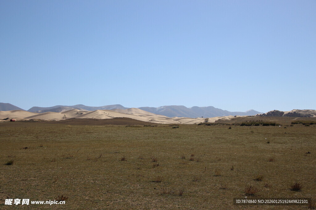广袤荒原与远处山峦
