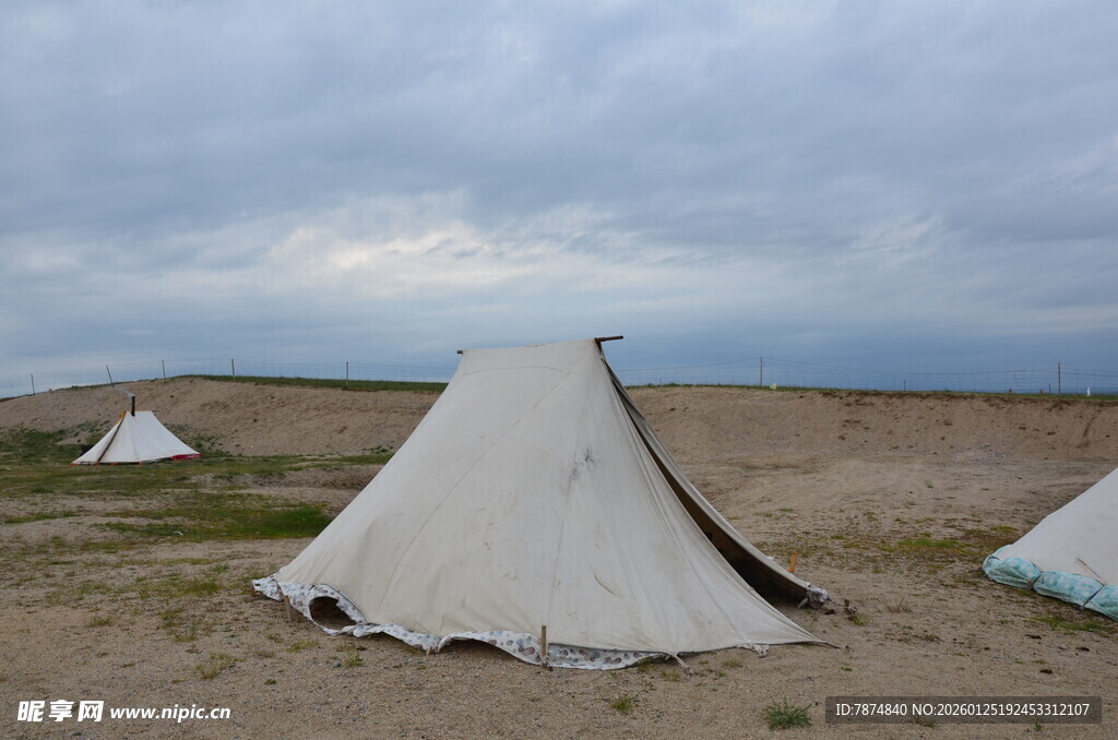 沙漠中的白色帐篷