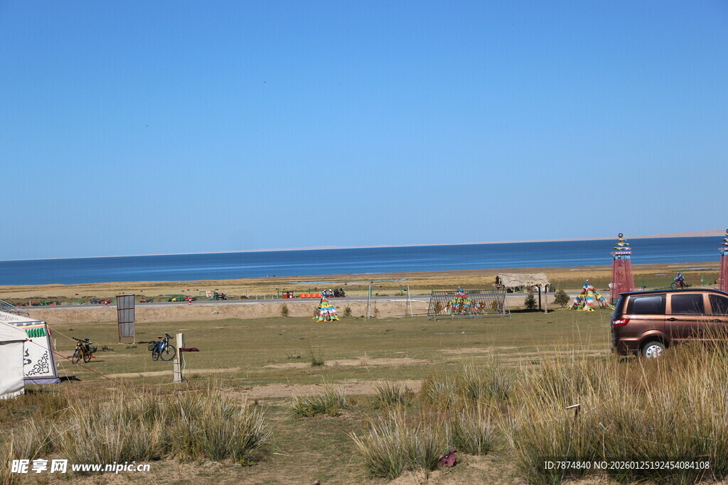 海边开阔草地与休闲场景