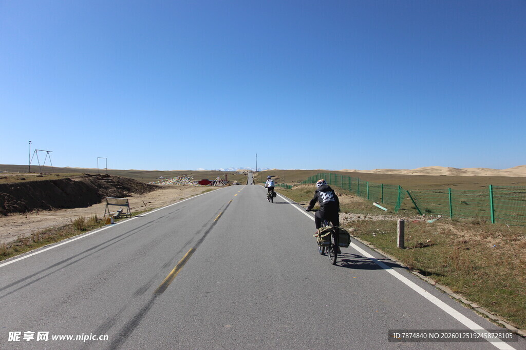 公路骑行者 广阔天地间