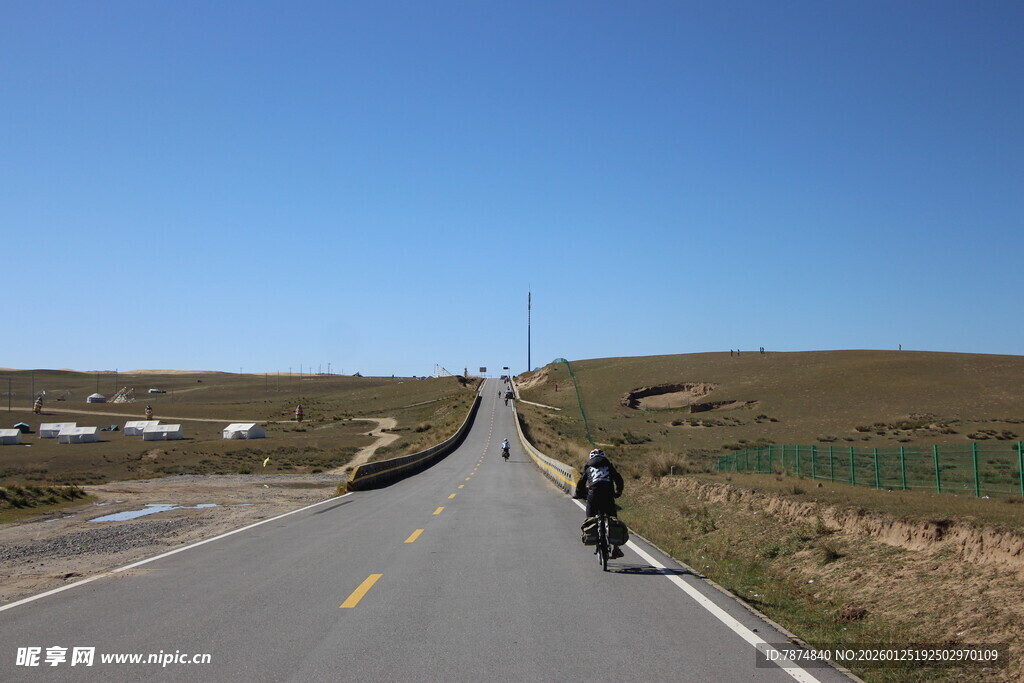 公路骑行者 蓝天旷野之路
