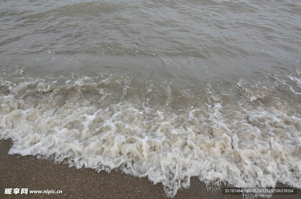 海浪轻拍沙滩
