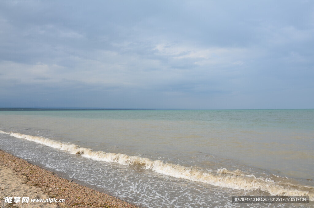 海边碎石滩 海浪轻拍景象