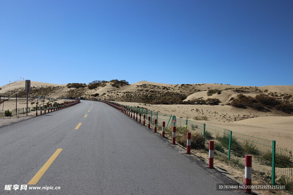 沙漠中的笔直公路景观