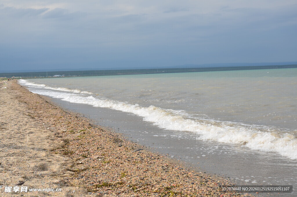 海边沙滩 海浪轻拍岸边
