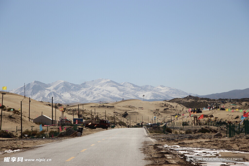山间公路 远处雪山风景