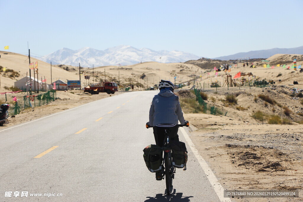 骑行者在空旷道路上前行