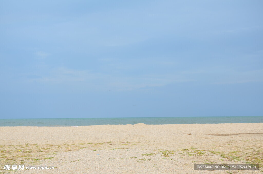 空旷沙滩与蓝天海景