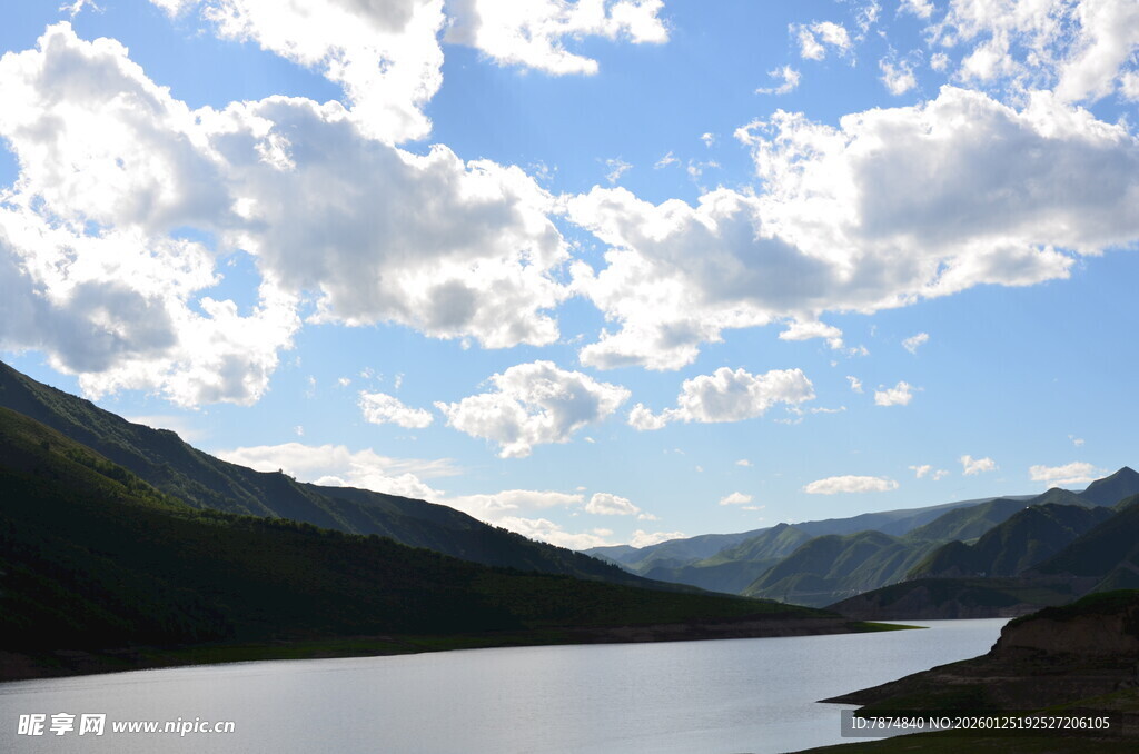 湖畔山峦间的蓝天白云