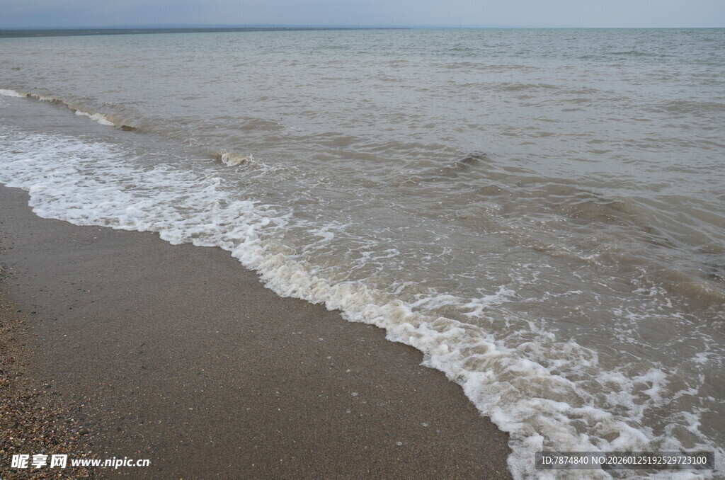 海边沙滩海浪拍打瞬间