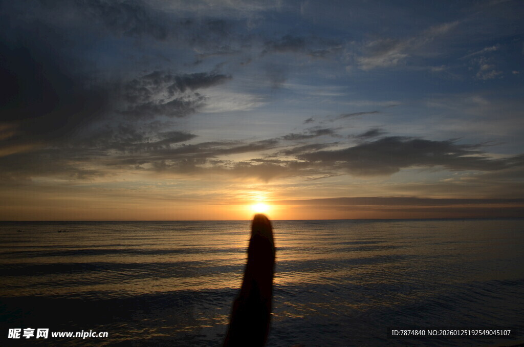 海上日出时的孤独灯塔