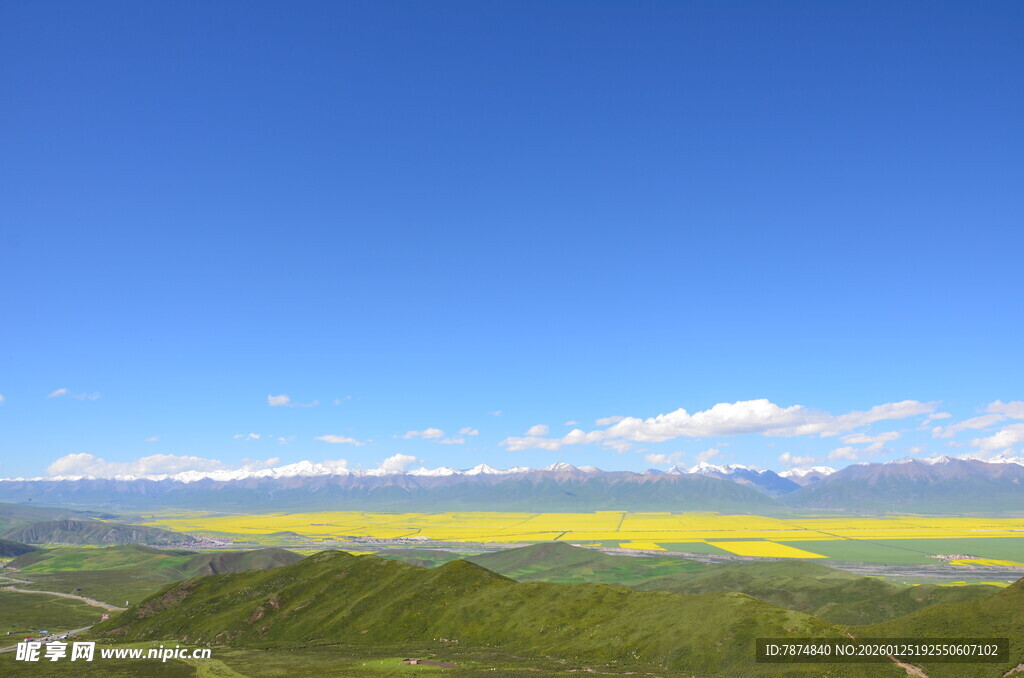 蓝天黄花间的壮美山景