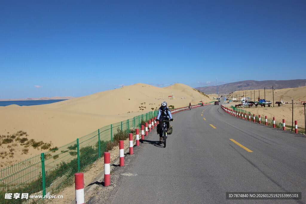 沙漠公路骑行者