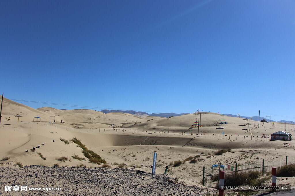沙漠中的设施与开阔蓝天