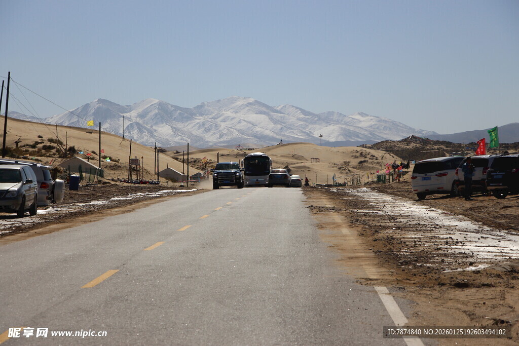 山间公路上行驶的车辆
