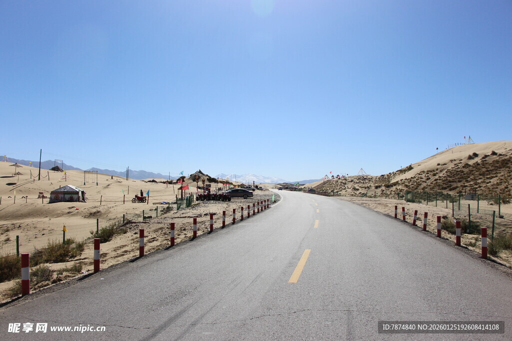 空旷公路延伸至远方