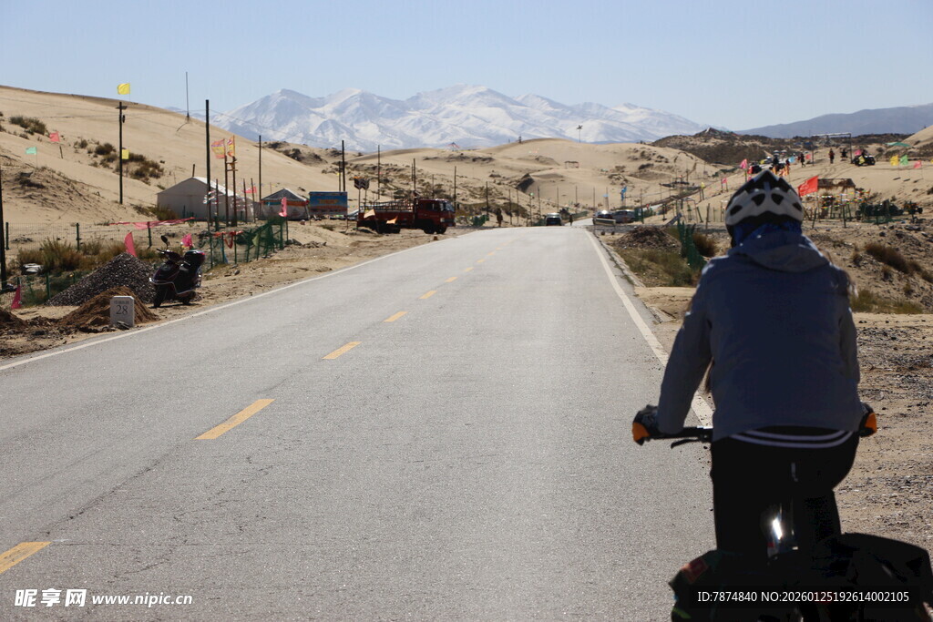 骑行者于旷野公路独自前行