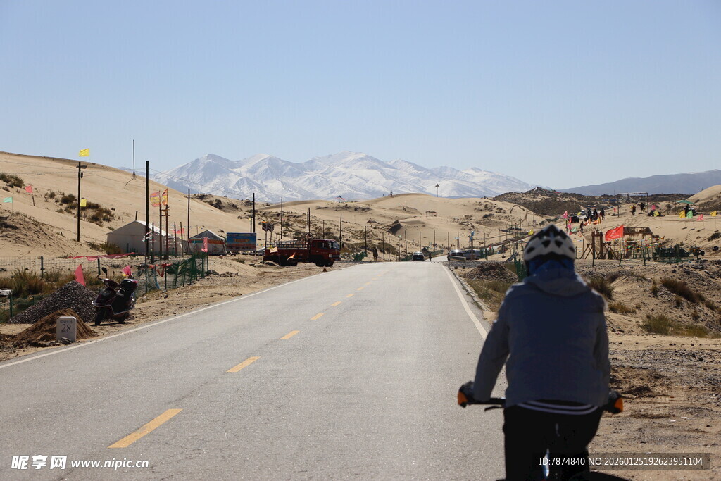 一人独行于旷野公路
