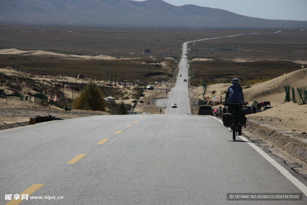 公路骑行者 远方是山脉
