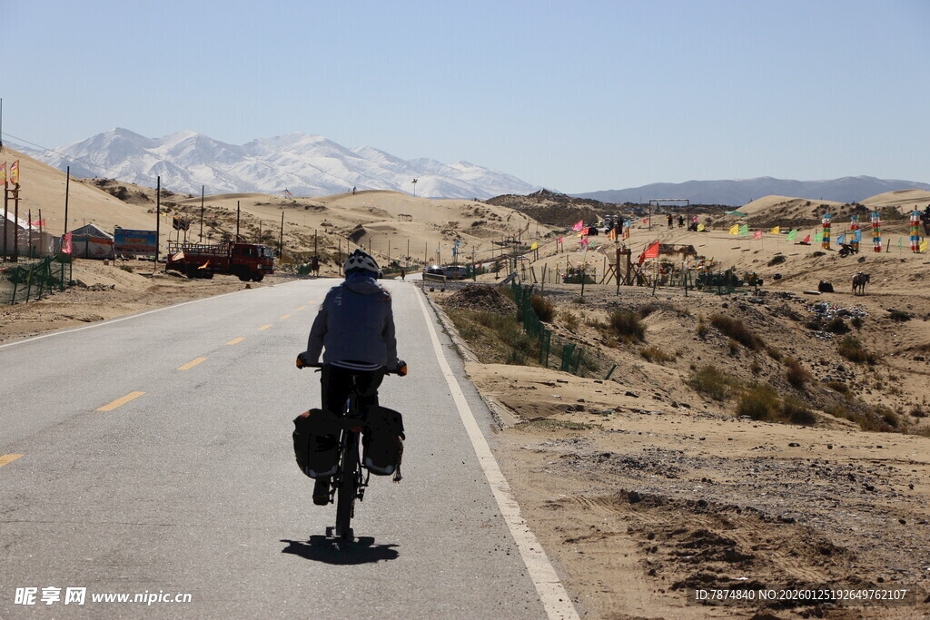 单人骑行于开阔公路