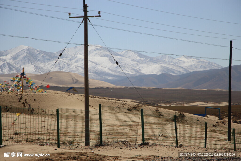 旷野雪山与电线杆景观