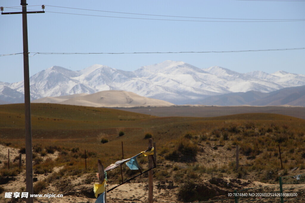 雪山下的开阔原野风光