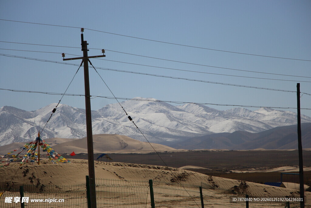 荒漠中的电线杆与远山