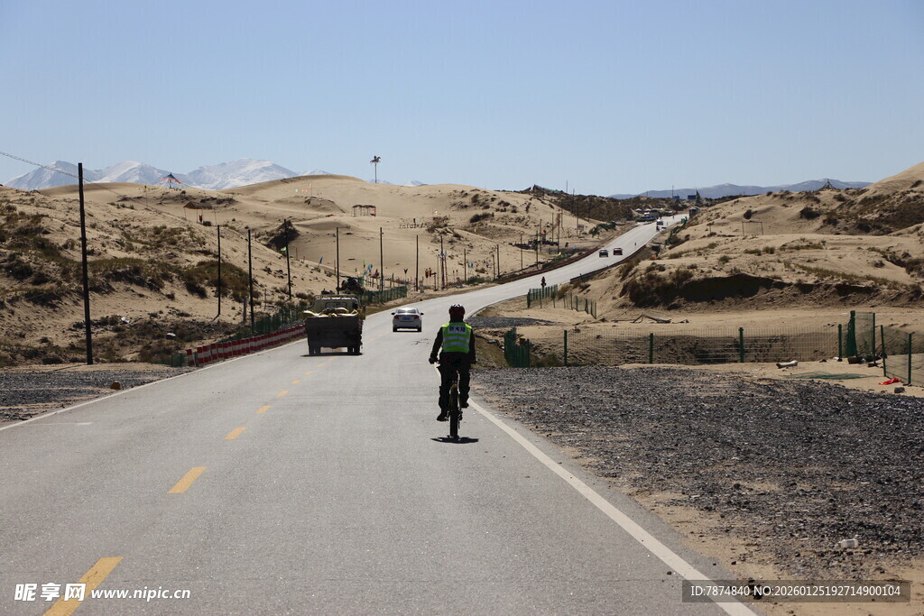 公路上一人独行