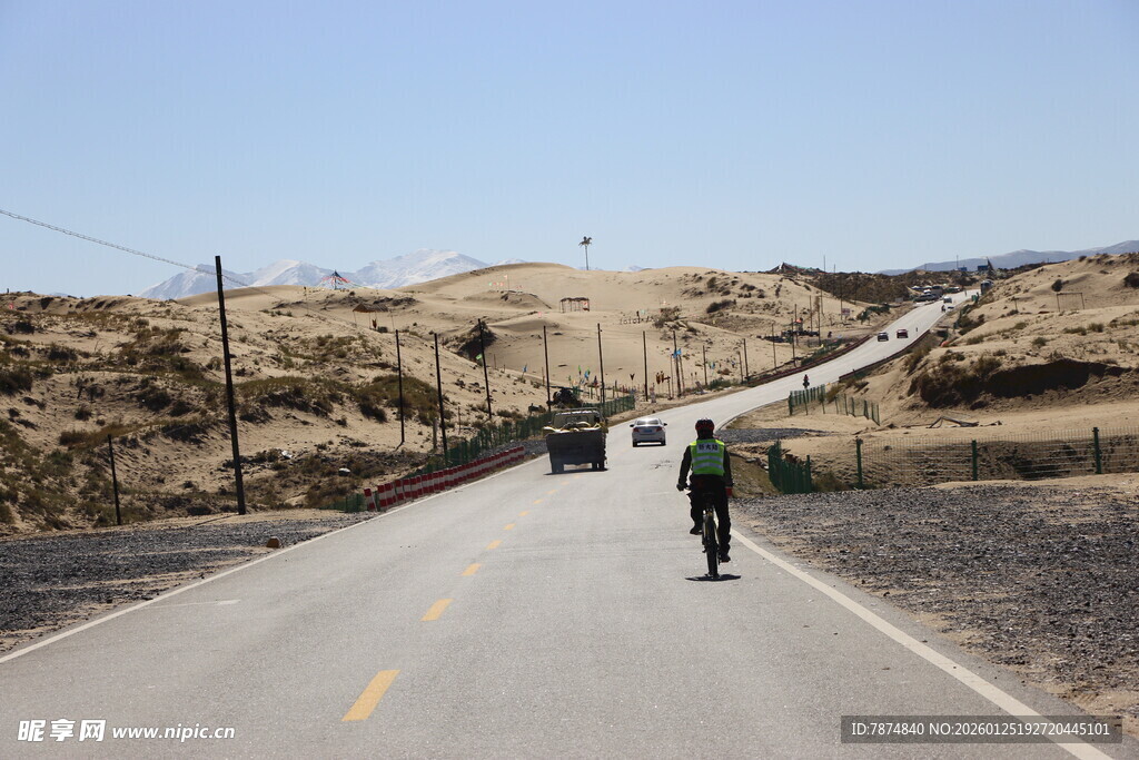 公路骑行者 旷野中的身影