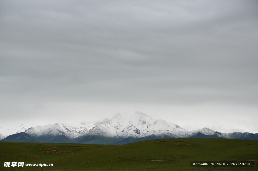 草原上的雪山远景