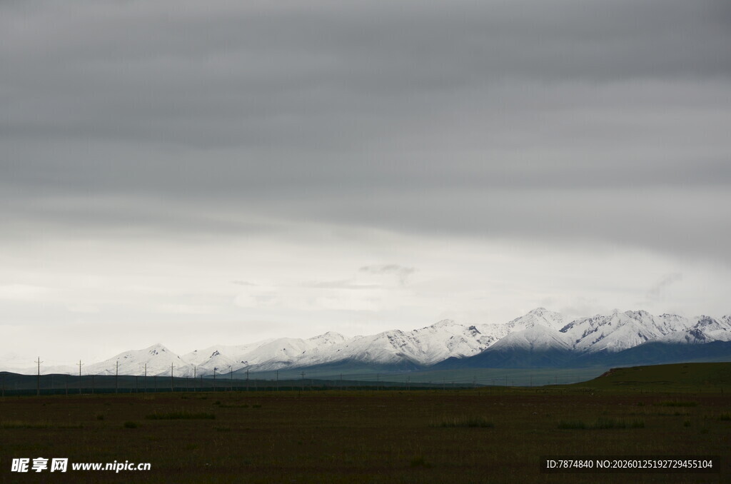 阴天下的雪山远景